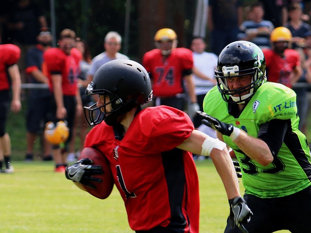 墨西哥一处世界杯训练场地状况百出：一角长满了树，边线是弯的